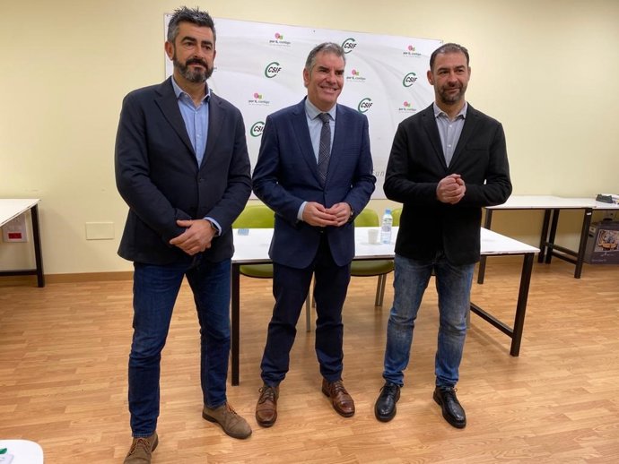 De izquierda a derecha, Agustín Leal, secretario de comunicación de JUCIL; Benjamín Castro , presidente autonómico de CSIF; y Ernesto Vilariño, secretario genarelka de JUCIL.