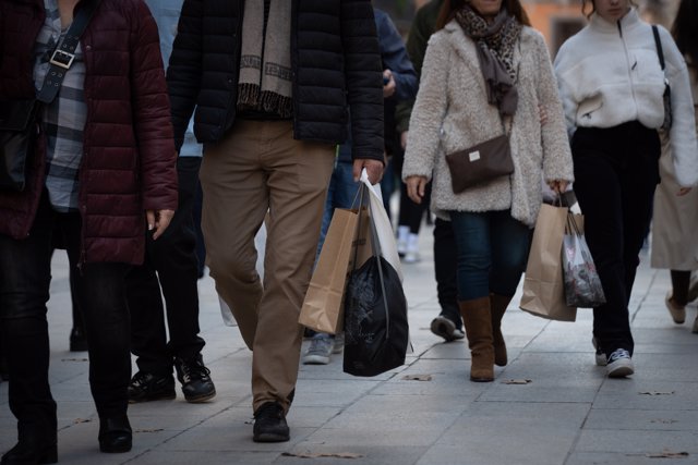 Varias personas realizan sus compras navideñas en la avenida de la Puerta del Ángel, a 9 de diciembre de 2022, en Barcelona, Catalunya (España).