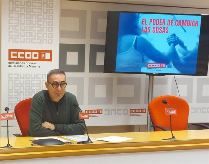 El secretario regional de CCOO, Paco de la Rosa, en rueda de prensa.