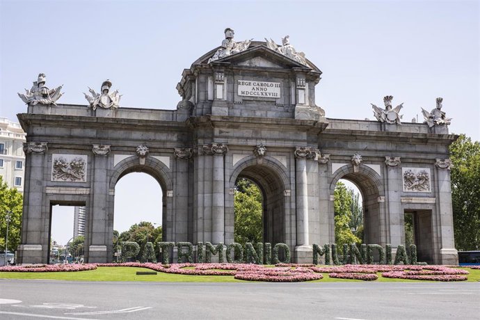 Archivo - Letras gigantes formando la palabra Patrimonio Mundial en la Puerta de Alcalá.