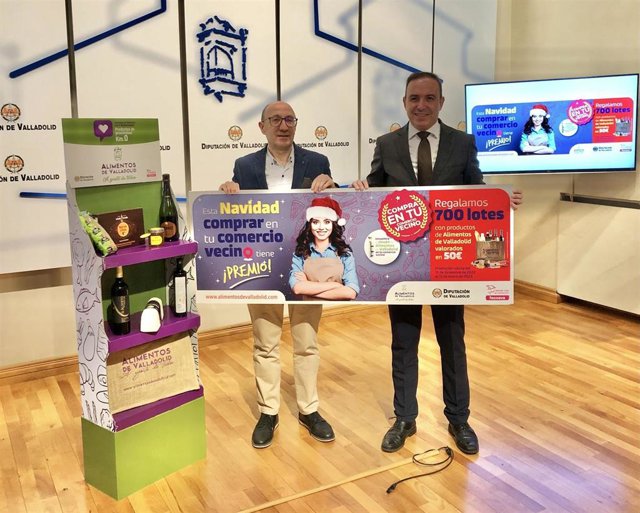 Jesús Herreras (izquierda) y Víctor Alonso (derecha) presentan la campaña 'Esta Navidad comprar en tu comercio vecino tiene premio'.