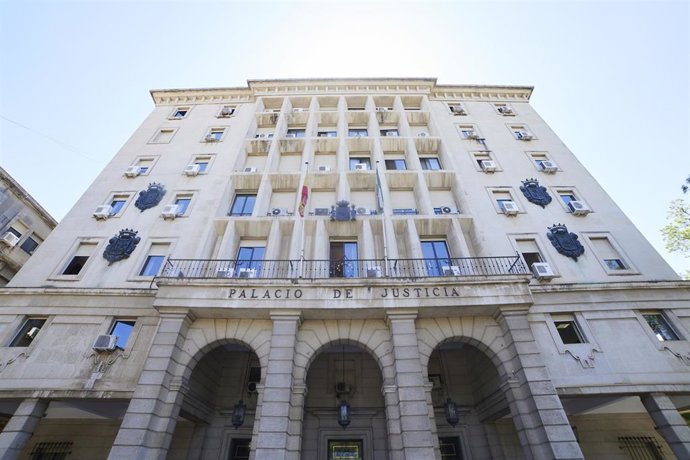 Archivo - Detalle de la fachada principal de la Audiencia Provincial de Sevilla