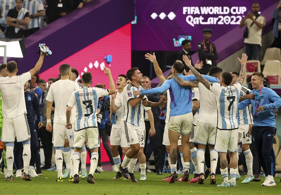 Paulo Dybala of Argentina and teammates celebrate the victory following the FIFA World Cup 2022, Semi-final football match between Argentina and Croatia on December 13, 2022 at Lusail Stadium in Al Daayen, Qatar - Photo Jean Catuffe / DPPI