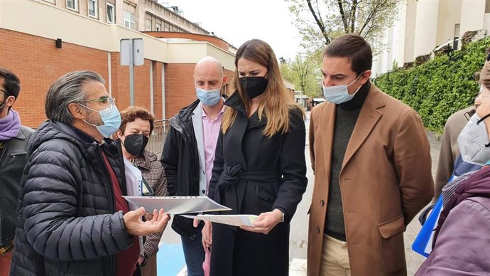 Archivo - El portavoz socialista en la Asamblea de Madrid, Juan Lobato, y su homóloga en el Ayuntamiento, Mar Espinar, en el Hospital Niño Jesús