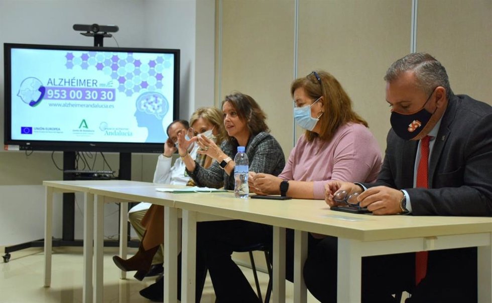 Catalina García anuncia que la Línea Alzheimer se implantará el 15 de enero en toda Andalucía
