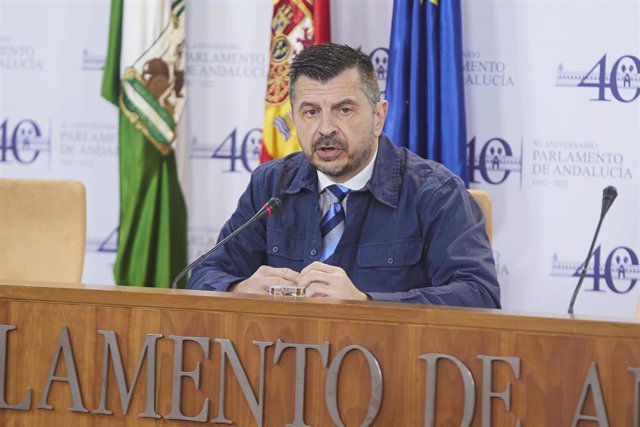 El portavoz del Grupo Parlamentario Popular, Toni Martín, durante la ronda de ruedas de prensa de portavoces de los grupos parlamentarios con motivo de la reunión de la Mesa y de la Junta de Portavoces en el Parlamento de Andalucía, a 14 de diciembre de 2