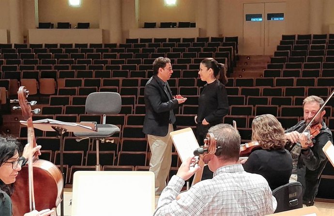 El director general del ICA, Manuel Cebrián, y la directora de la ORSM, Virginia Martínez, durante el ensayo del próximo concierto sinfónico del día 16