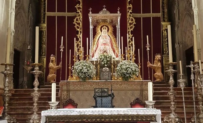 La Virgen de Gracia, en su altar de la Iglesia Prioral de Carmona.