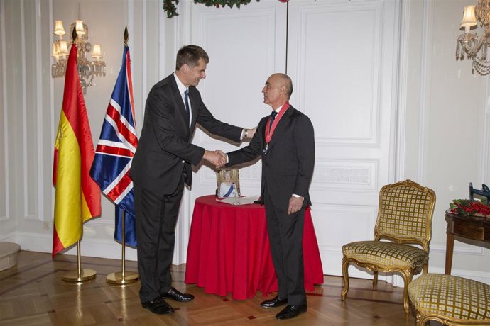 El presidente de Ferrovial, Rafael del Pino, recibe su condecoración como comandante honorario de la Orden del Imperio