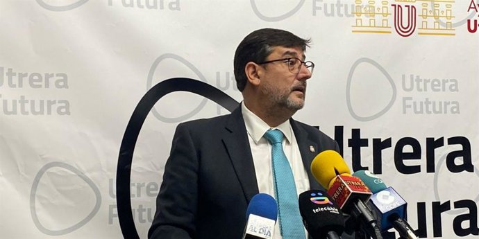 El alcalde de Utrera atendiendo a los medios