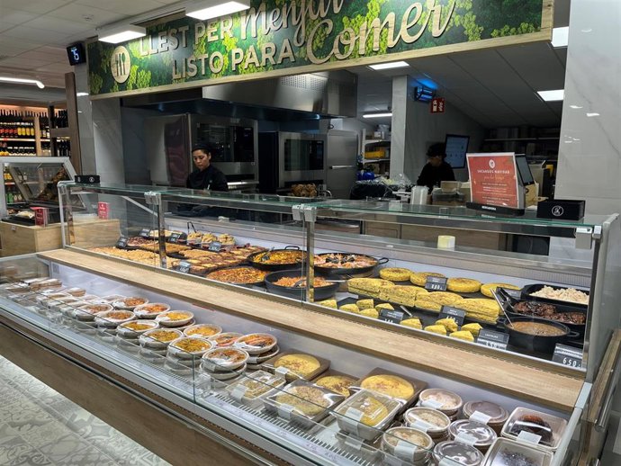 El supermercado incopora, entre otras novedades, charcutería de jamón al corte, zona de cosmética especializada y la sección 'Listo para comer'.