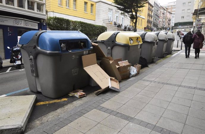 Archivo - Varios contenedores de basura de Santander