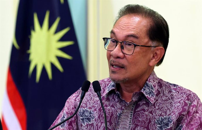 27 November 2022, Malaysia, Putrajaya: Malaysian Prime Minister Anwar Ibrahim speaks during a press conference after the Special Meeting of the National Livelihood Action Council at the Prime Minister's office. Photo: Mohd Huzaini Daud/BERNAMA/dpa