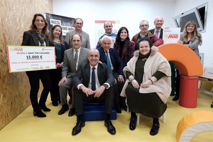 El alcalde de Sevilla, Antonio Muñoz, con representantes de Save The Children y la Fundación MAS en el proyecto Nuevo Amate.