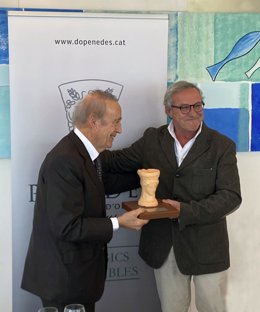 Momento de la entrega del reconocimiento.