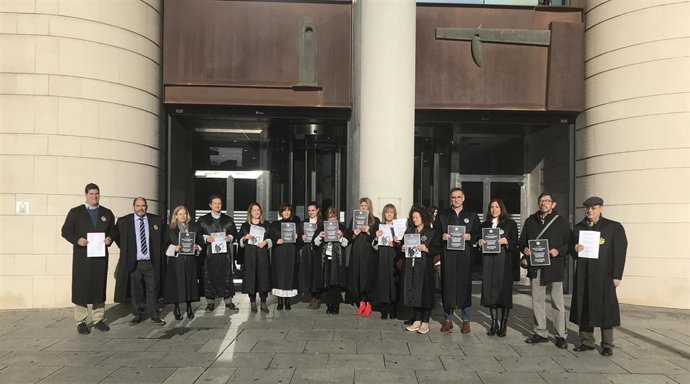Concentración de letrados de la Administración de Justicia frente al Palacio de Justicia de Pamplona con motivo de una huelga que han convocado por "incumplimiento del Ministerio de Justicia de los acuerdos alcanzados con este cuerpo profesional".