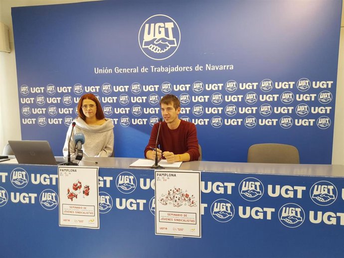 El portavoz de RUGE, asociación de jóvenes de UGT, Eduardo Magaldi, y la secretaria de Juventud de UGT de Navarra, Aroa Celorrio, en la rueda de prensa