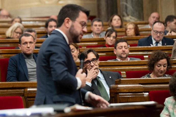 El primer secretario del PSC, Salvador Illa, mientras interviene el presidente de la Generalitat, Pere Aragons, durante una sesión plenaria en el Parlament de Catalunya, a 14 de diciembre de 2022, en Barcelona, Catalunya (España). El Govern y su presid