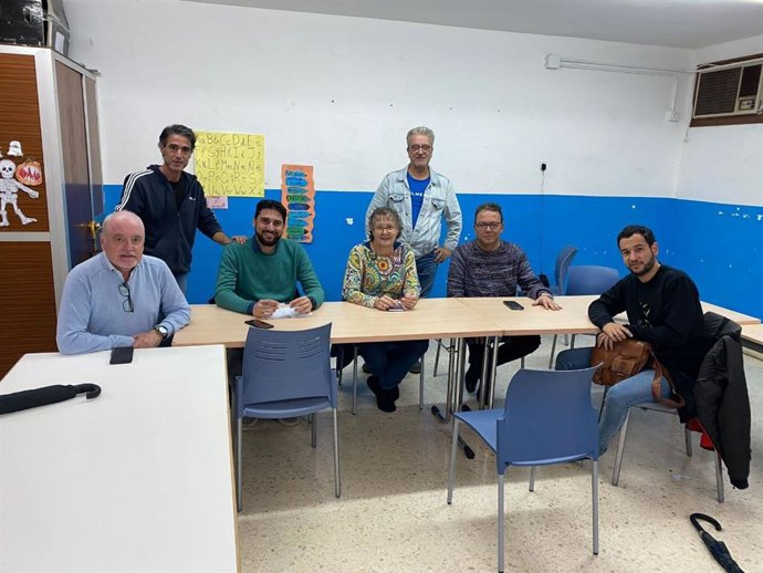 El candidato de IU a la Alcaldía, Ismael Sánchez, y el portavoz del grupo municipal de IU, Daniel González Rojas, con vecinos de Palmete.