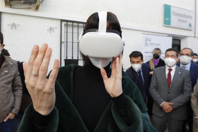 Archivo - La ministra de Ciencia e Innovacion, Diana Morant, con unas gafas de realidad virtual, en imagen de archivo, después de asistir a la firma para el Ifmif-Dones en Escúzar, en presencia, entre otros, del alcalde de Granada, Francisco Cuenca