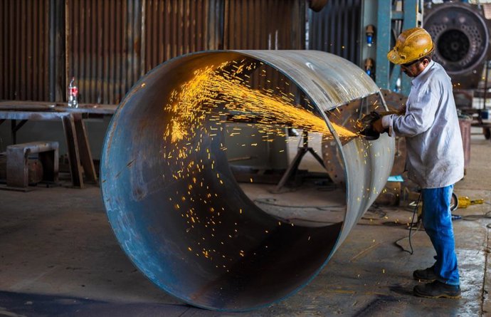 Archivo - Un treballador del sector metallúrgic