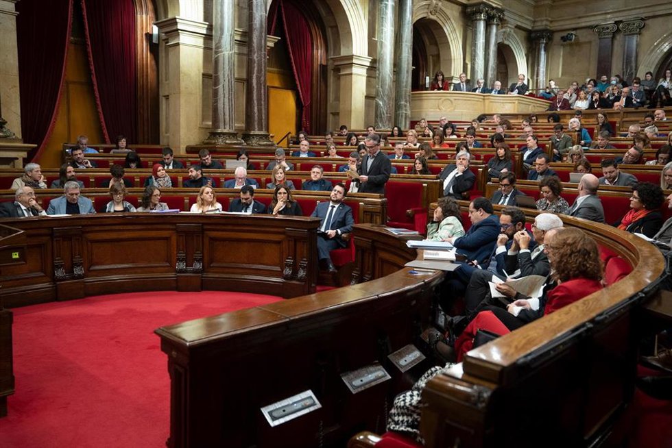 Vista general de una sesión plenaria en el Parlament de Catalunya, a 14 de diciembre de 2022, en Barcelona, Catalunya (España). El Govern y su presidente, Pere Aragons, se someten a la sesión de control que está marcada por la negociación de los Presup
