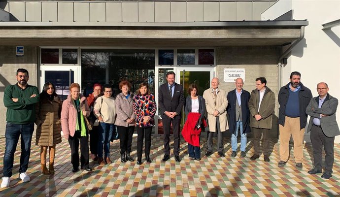 El alcalde de Valladolid, junto a concejales del equipo de Gobierno y de la oposición y representantes de las asociaciones vecinales de Rondilla, en la nueva escuela infantil 'Cascabel'.