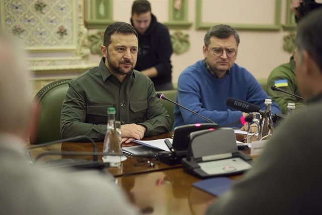 El presidente de Ucrania, Volodimir Zelenski, y el ministro de Asuntos Exteriores, Dimitro Kuleba.