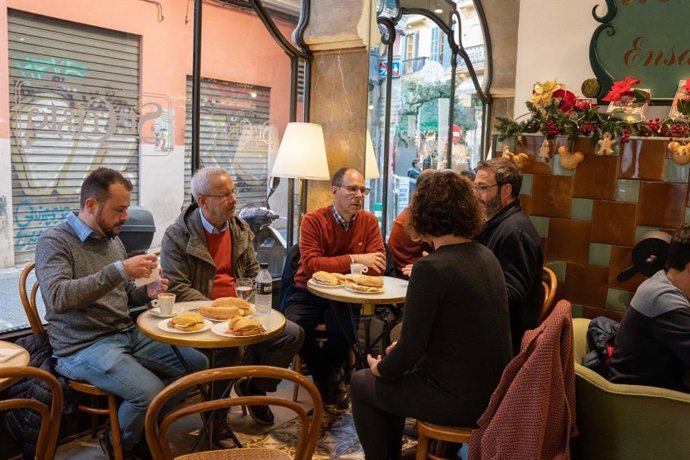 El alcalde de Palma, Jose Hila, el gerente de la Asociación de Panaderos y Pasteleros de Baleares, Pep Magraner, el regidor de Promoción Económica y Ocupación Jordi Vil, y el director general de Comercio, Miguel Carranza.