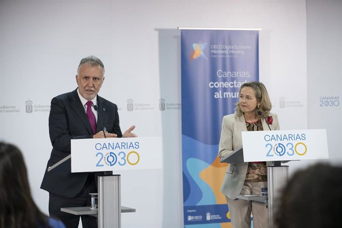 La vicepresidenta primera y ministra de Asuntos Económicos y Transformación Digital, Nadia Calviño, y el presidente del Gobierno de Canarias, Ángel Víctor Torres, durante una rueda de prensa, en la sede de Presidencia del Ejecutivo regional, a 13 de dic