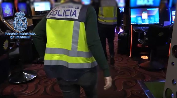 Agentes de la Policía Nacional durante la inspección de un local de juego en Palma.