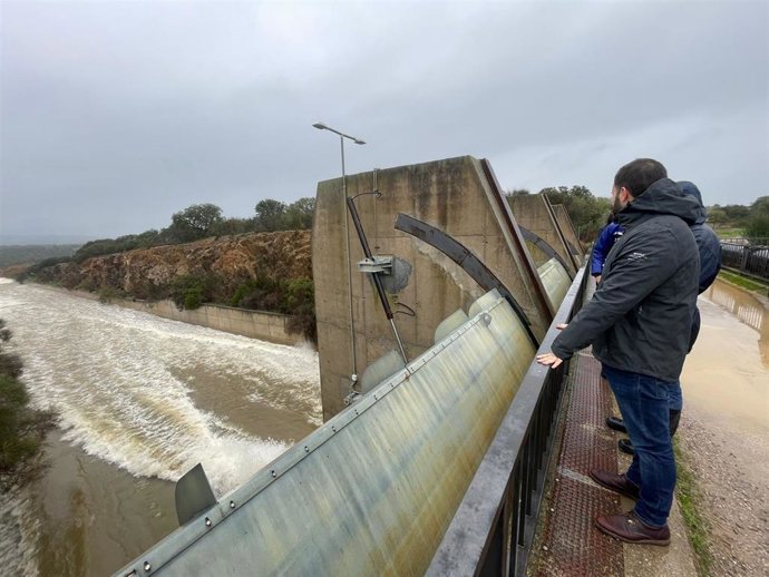Pantano de Guadiloba aliviando agua