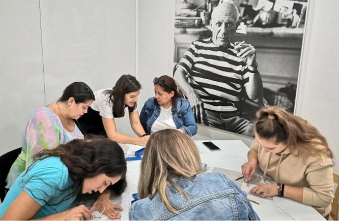 Participantes en la actividad 'Grabado en verso' en el Museo Picasso Málaga (MPM)