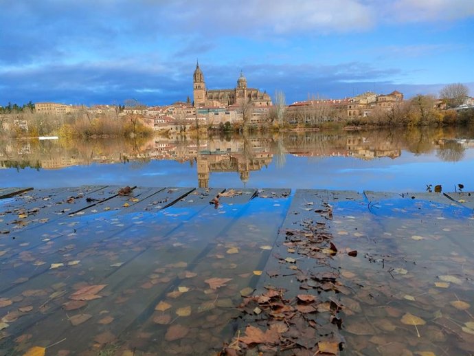 Imagen del embarcadero en el río Tormes, anegado por las lluvias.