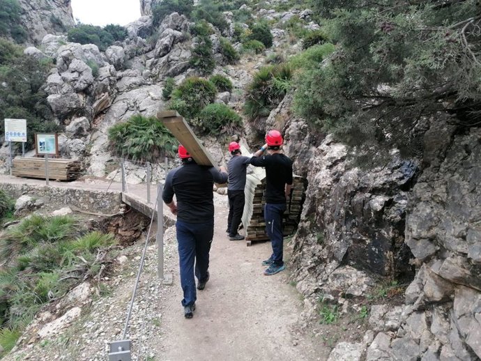 Especialistas trabajan en la evaluación y reparación de los daños por los desprendimientos en el Caminito del Rey