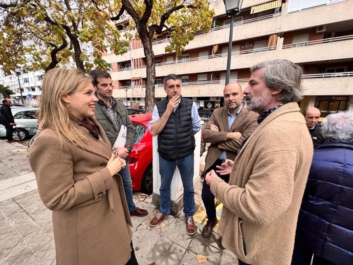 Los concejales de Vox Cristina Peláez y Gonzalo García de Polavieja con vecinos de Reina Mercedes.