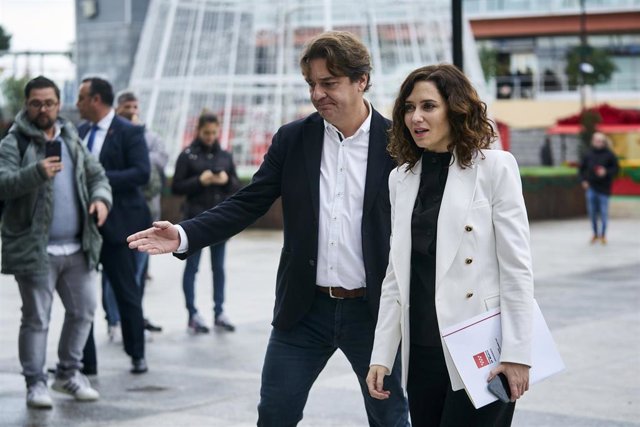La presidenta de la Comunidad de Madrid, Isabel Díaz Ayuso, es recibida por el alcalde de Fuenlabrada, Francisco Javier Ayala, Ortega, antes de presidir la reunión del Consejo de Gobierno, en el Ayuntamiento de Fuenlabrada