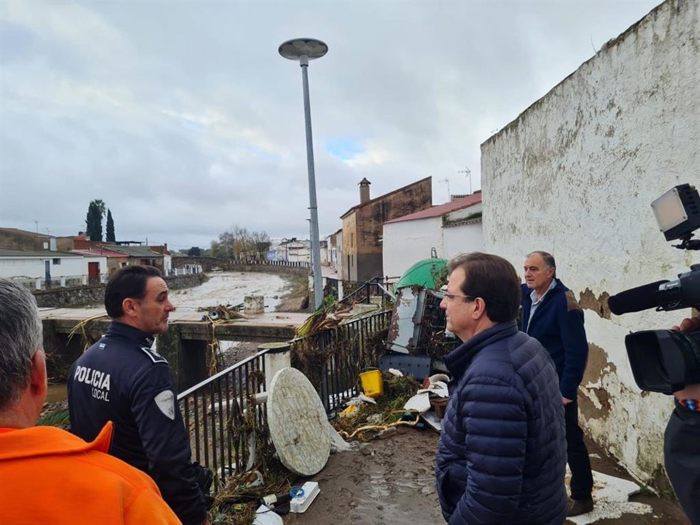 Visita del presidente de la Junta, Guillermo Fernández Vara, a las inundaciones en La Roca de la Sierra
