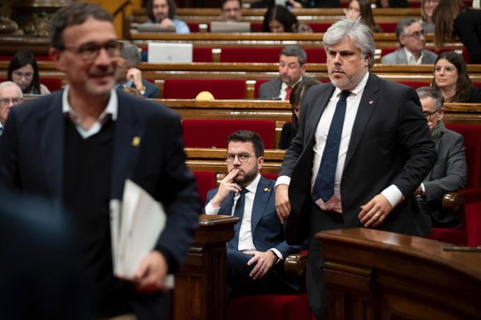 El presidente de la Generalitat de Catalunya, Pere Aragons (c), y el presidente del Grupo Junts per Catalunya en el Parlamento de Cataluña, Albert Batet (d), durante una sesión plenaria en el Parlament de Catalunya, a 13 de diciembre de 2022, en Barcel