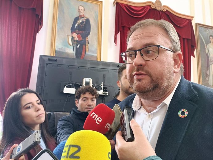 El alcalde de Mérida, Antonio Rodríguez Osuna, atiende a los medios