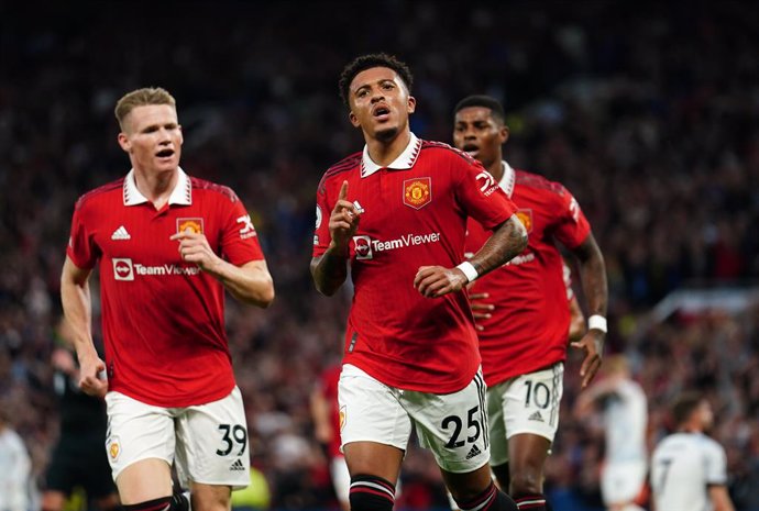 Archivo - 22 August 2022, United Kingdom, Manchester: Manchester United's Jadon Sancho (C) celebrates scoring his side's first goal with teammates during the English Premier League soccer match between Manchester United and Liverpool at Old Trafford. Ph