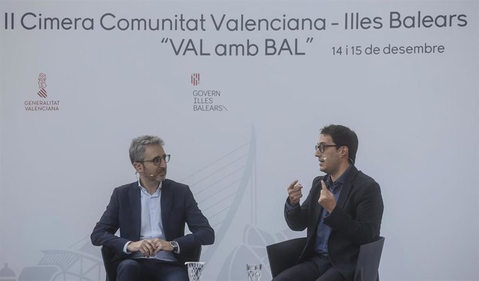 El conseller de Hacienda y Modelo Económico de Valencia, Arcadi España (i), y el consejero de Modelo Económico, Turismo y Trabajo de las Islas Baleares, Iago Neguerela (d), intervienen en la II Cumbre Illes Baleares-Comunitat Valenciana