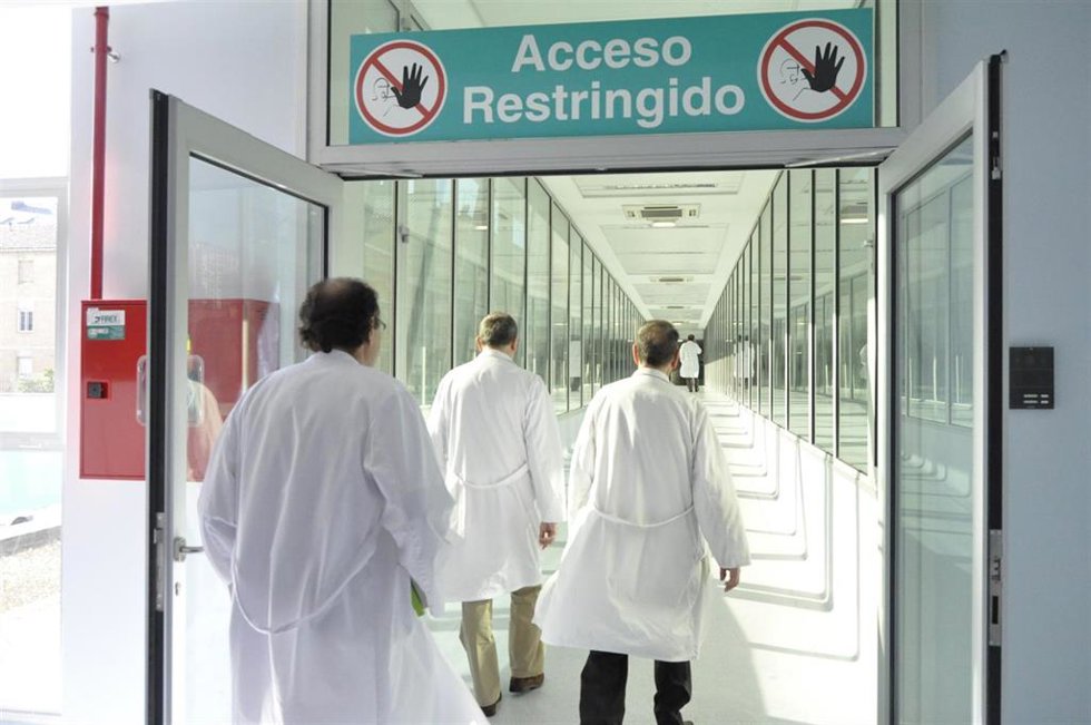 Archivo - Médicos en el Hospital Miguel Servet.