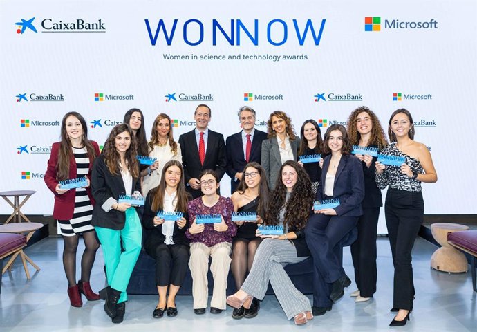 El consejero delegado de CaixaBank, Gonzalo Gortázar, y el presidente de Microsoft en España, Alberto Granados, junto a las ganadoras de los premios Wonnow
