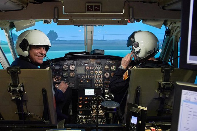 El candidato popular, en el interior de una aeronave.