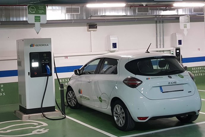 Archivo - Punto de recarga en un centro comercial