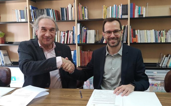 El conseller de Educación y Formación Profesional, Martí March, y el alcalde de Mahón, Héctor Pons.