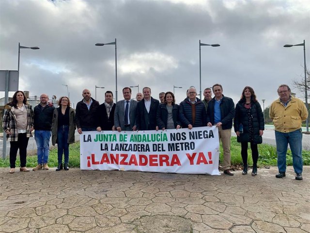Acto de los alcaldes del PSOE en el bulevar que había de acoger el trazado del tranvía