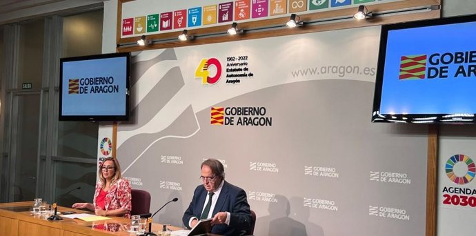 La consejera de Presidencia de Aragón, Mayte Pérez, y el consejero de Hacienda, Carlos Pérez Anadón, en la rueda de prensa posterior al Consejo de Gobierno.