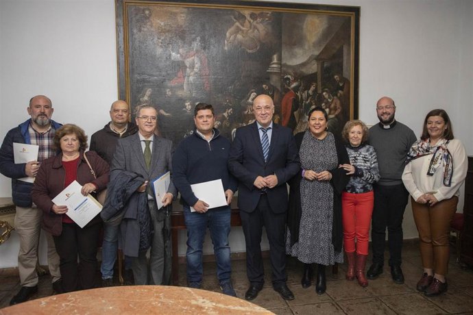 El presidente de la Diputación de Córdoba, Antonio Ruiz (centro), tras la firma de convenios con colectivos sociales de la provincia.